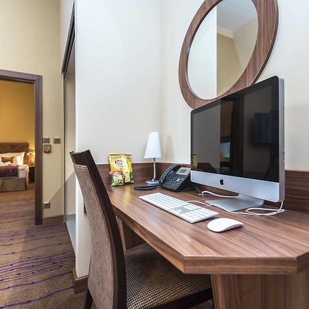 פראג Merchants Crown Suites And Spa מראה חיצוני תמונה A computer in a hotel room