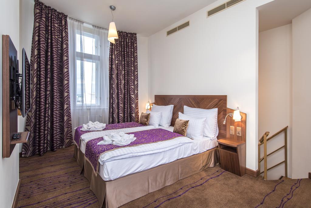 פראג Merchants Crown Suites And Spa מראה חיצוני תמונה A room at the hotel