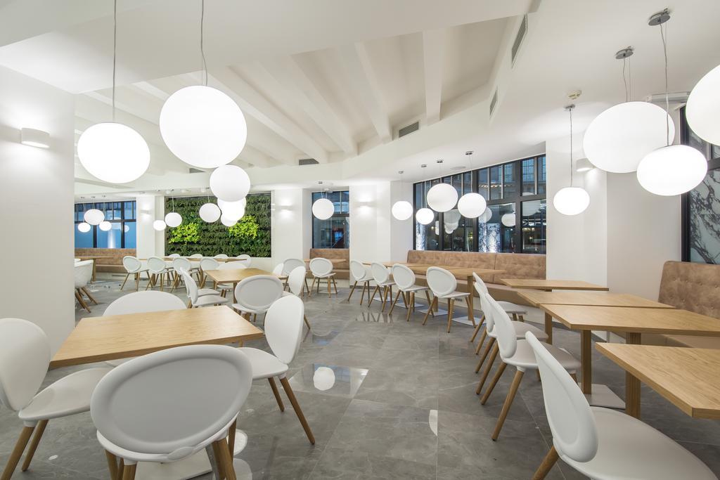 פראג Merchants Crown Suites And Spa מראה חיצוני תמונה Interior of the restaurant