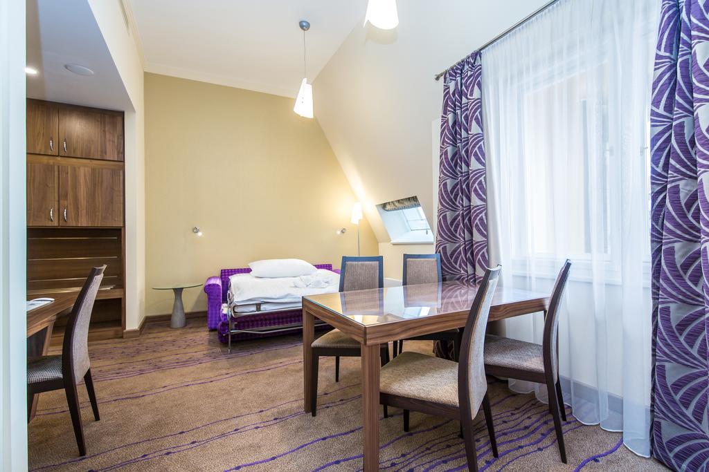 פראג Merchants Crown Suites And Spa מראה חיצוני תמונה A typical apartment