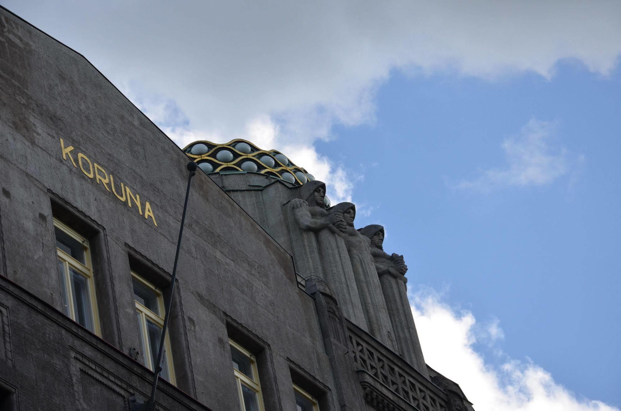 פראג Merchants Crown Suites And Spa מראה חיצוני תמונה Detail of the facade