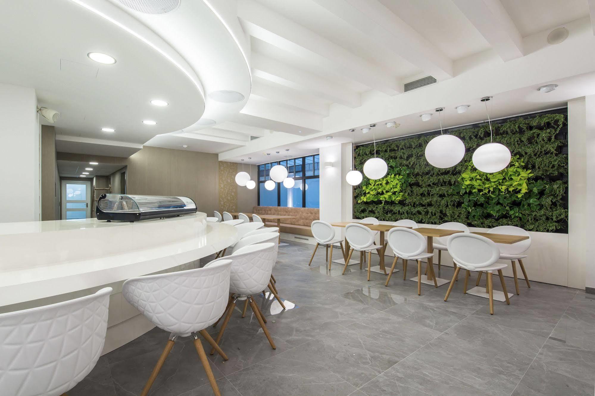 פראג Merchants Crown Suites And Spa מראה חיצוני תמונה The Green Wall at the 10th floor of the building