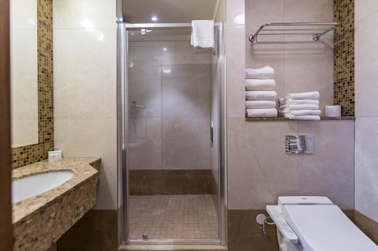 פראג Merchants Crown Suites And Spa מראה חיצוני תמונה A shower enclosure