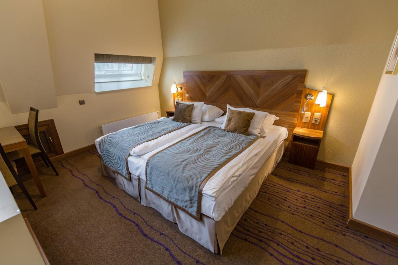 פראג Merchants Crown Suites And Spa מראה חיצוני תמונה A bedroom at the hotel