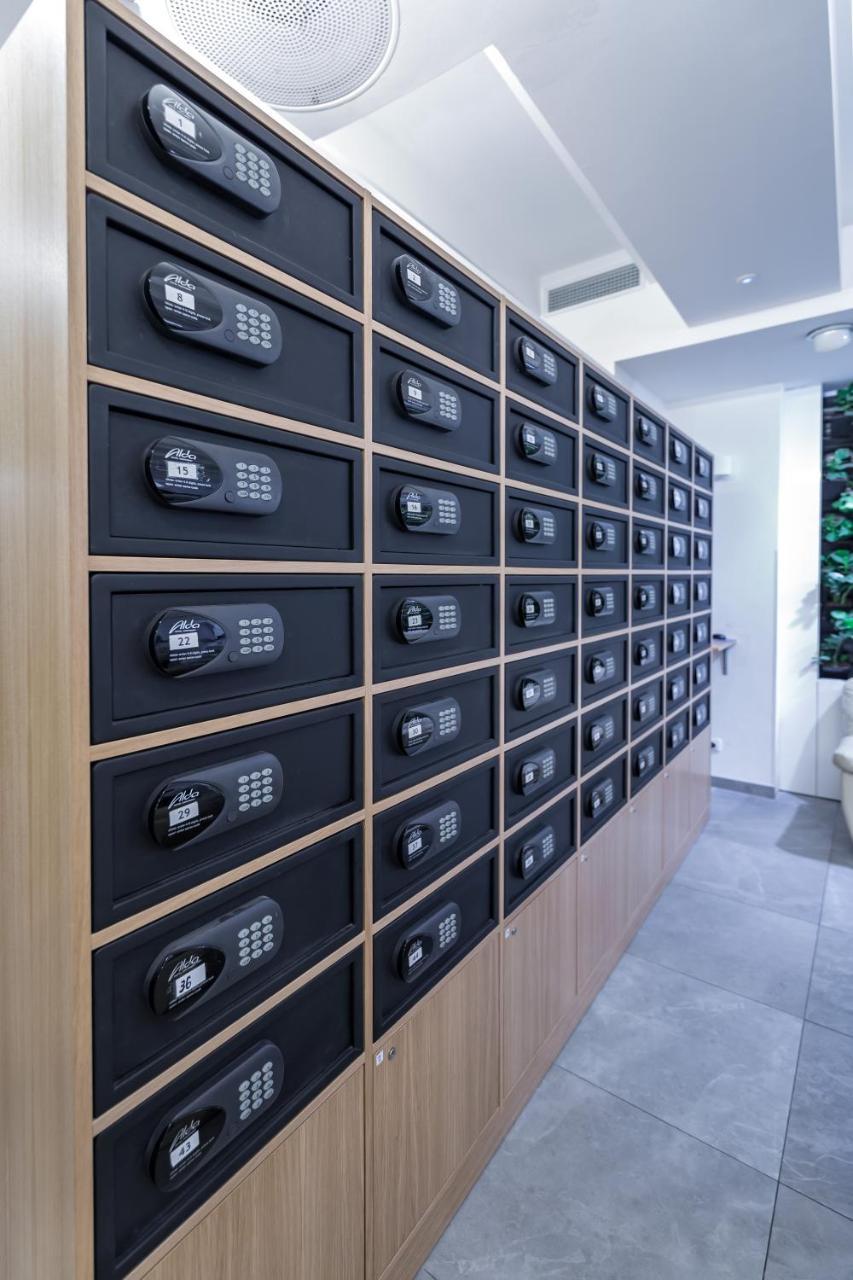 פראג Merchants Crown Suites And Spa מראה חיצוני תמונה Private safes at a bank